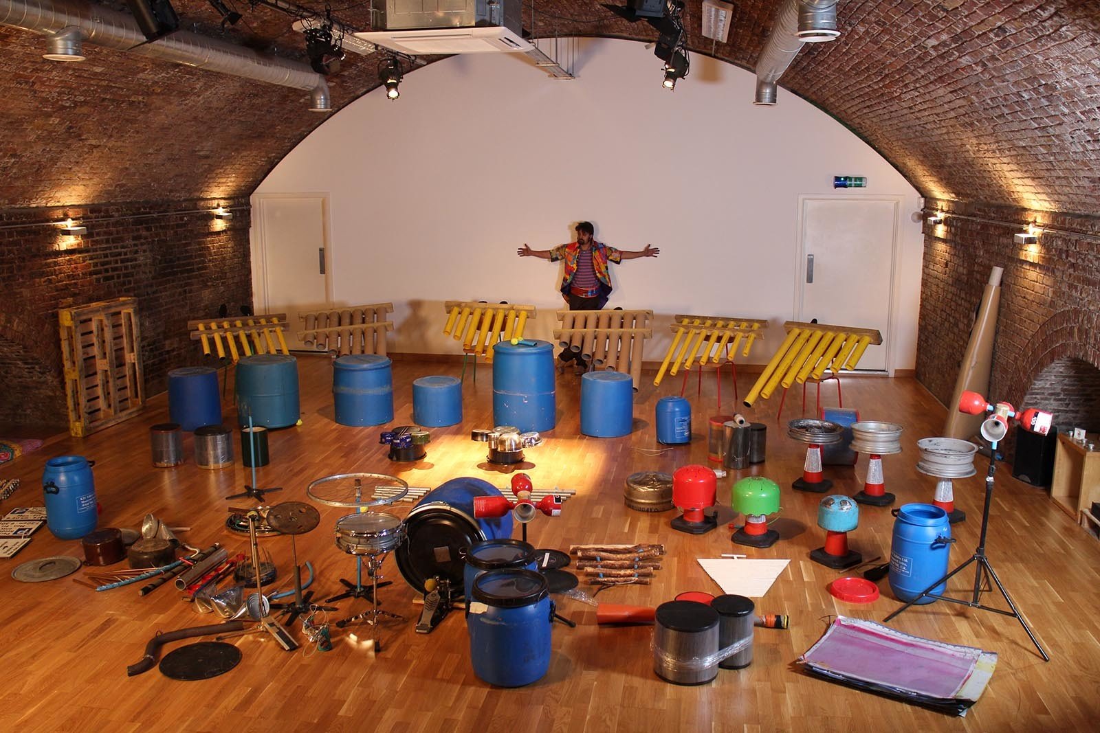 Cely recyklovany orchestr je pripraven prijmout nove hudebniky do programu Funk the Junk