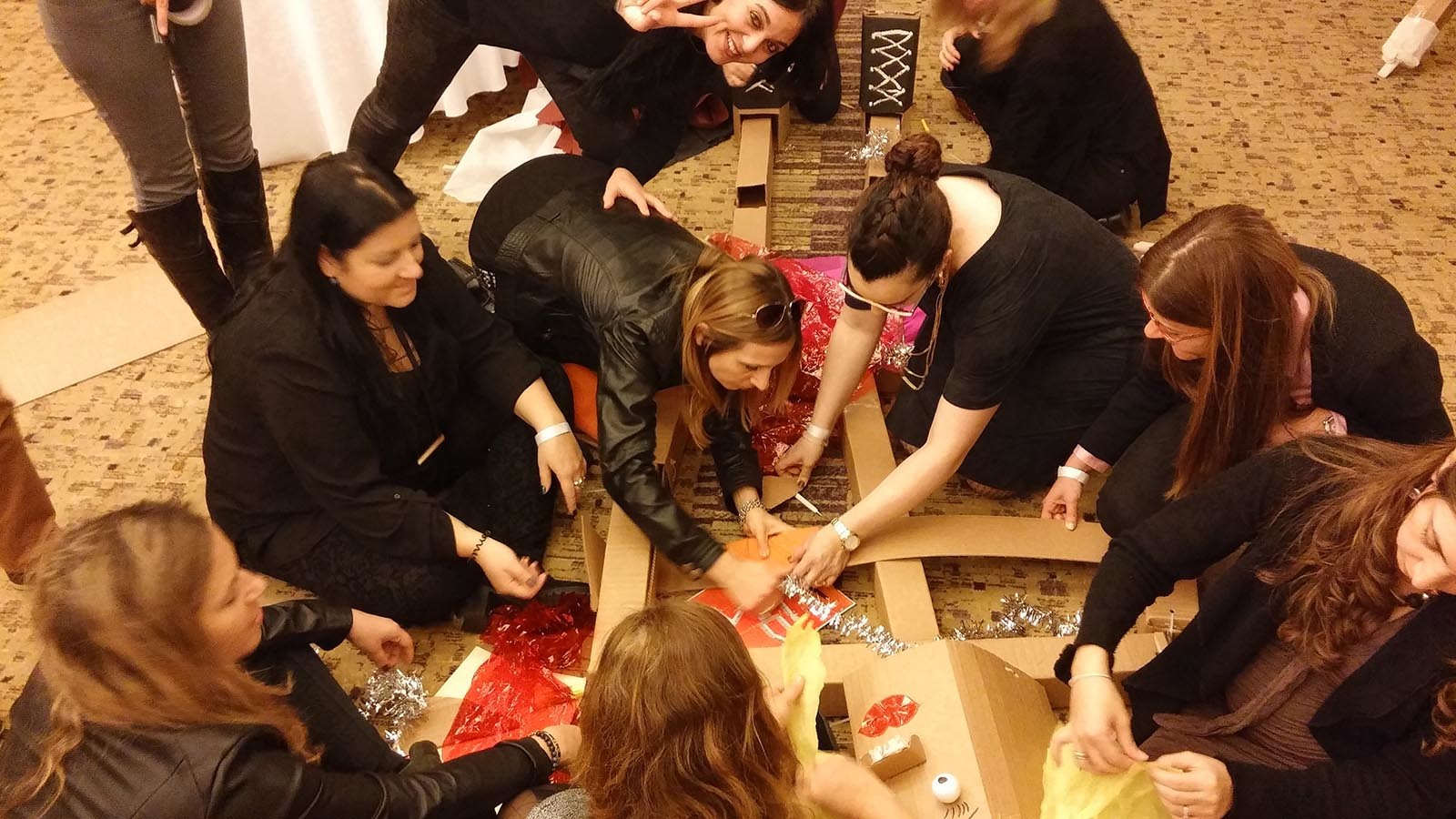 Cely team pracuje na vyrobe loutky v nadzivotni velikosti pri hre Puppet Masters