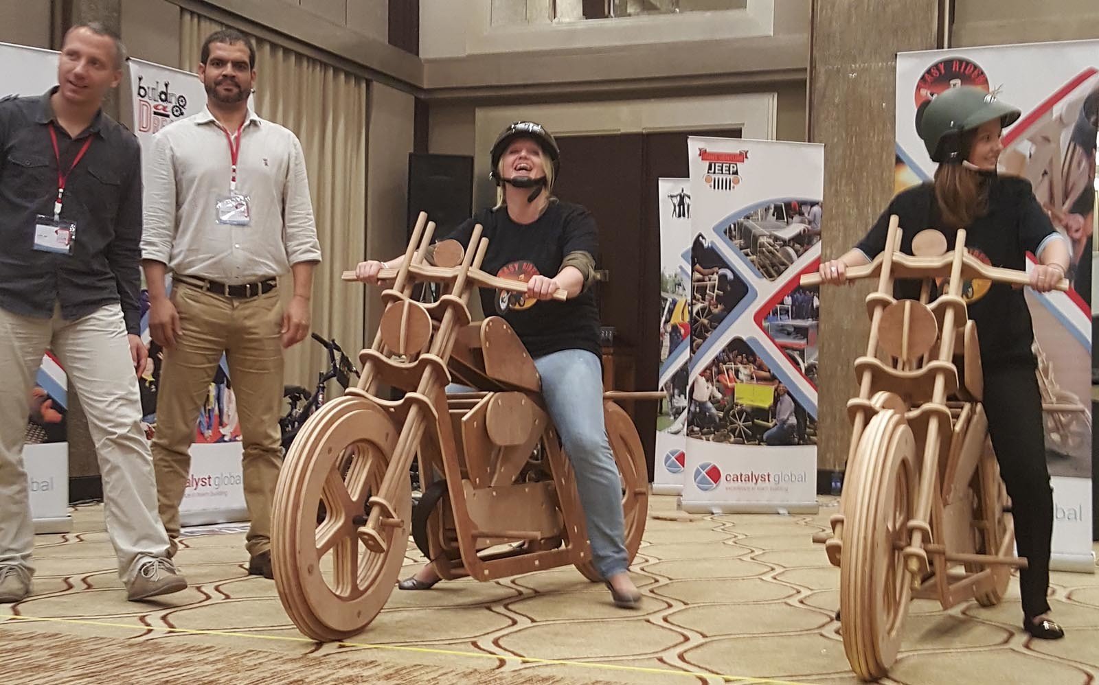 Jako vrcholne cislo celeho programu Easy Rider prichazi zavod na strojich ktere si teamy spolecne vytvorili
