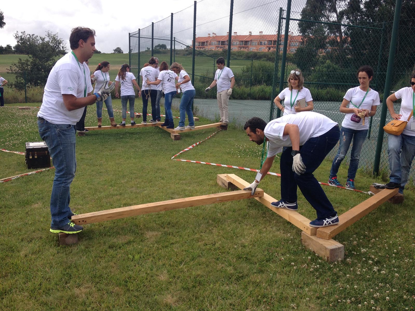 Kazdy team zkousi jinou strategii a postupne pracuje na spolecnem ukolu ve hre Treasure Island