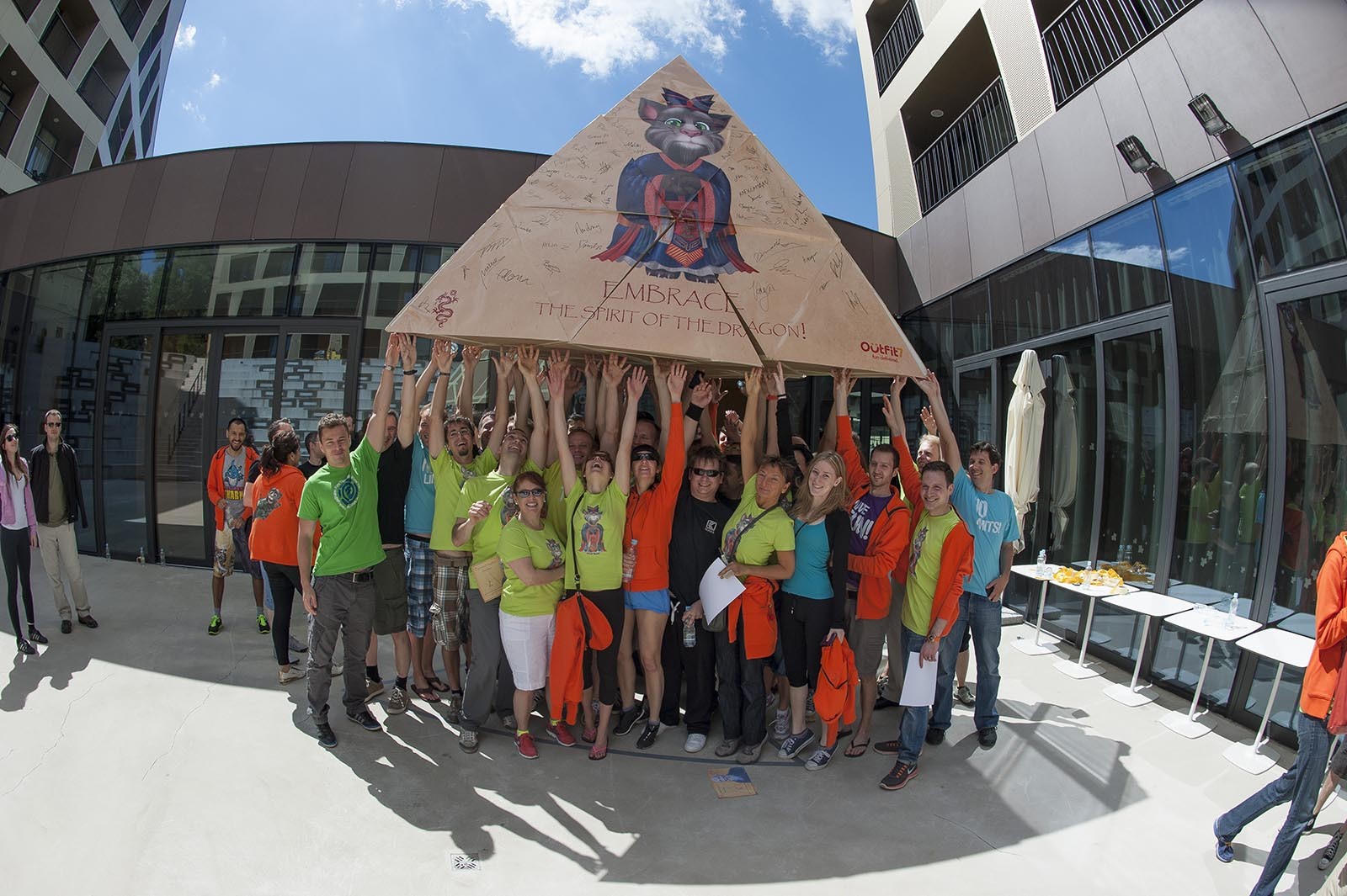 Na konci staveni se teamy foti s pyramidou, kterou dohromady vytvorili pri aktivite Flat Out Pyramids