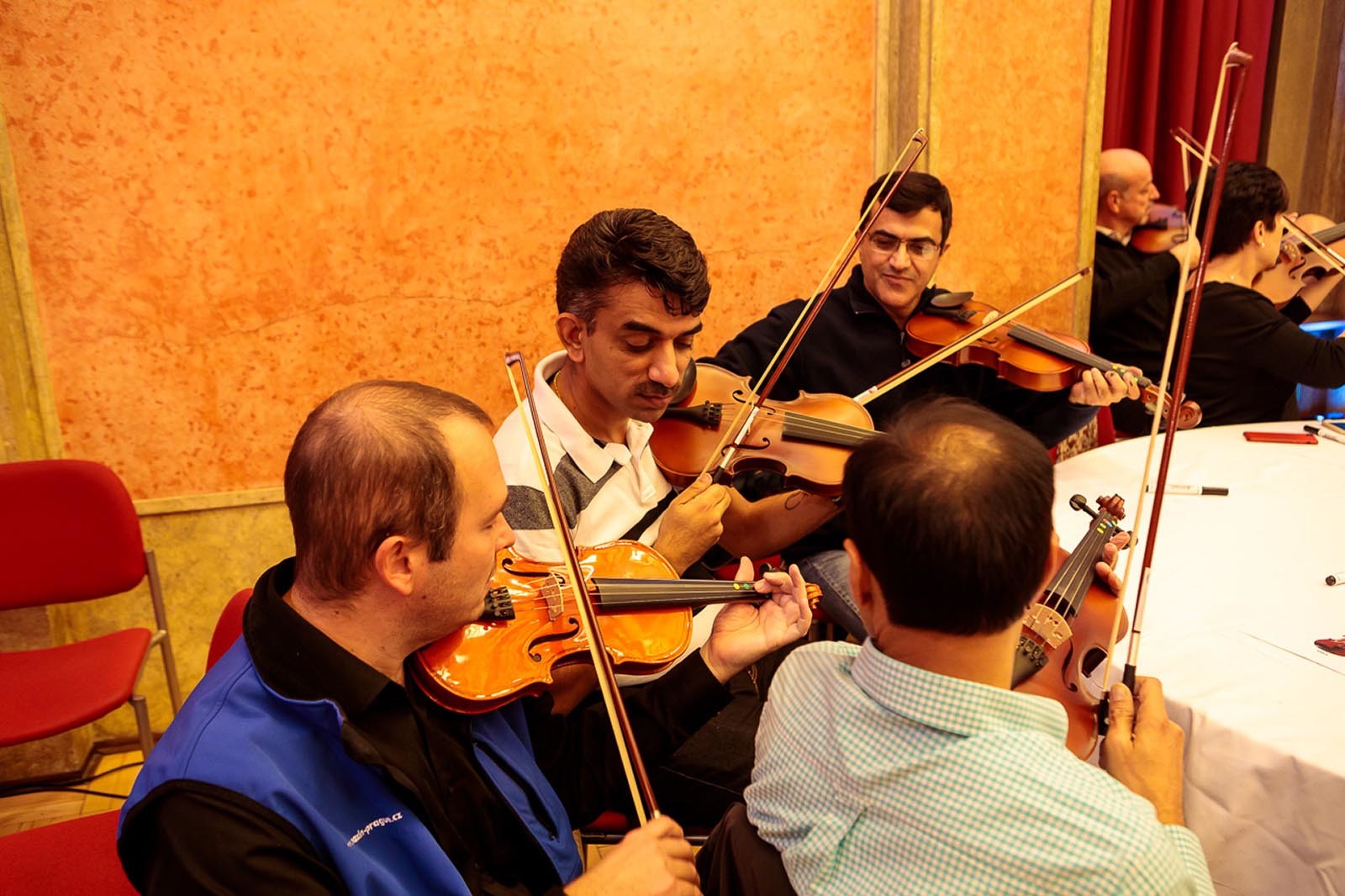 Nas zkuseny instruktor se naplno venuje lidem kteri si nevedi rady ve hre Crescendo