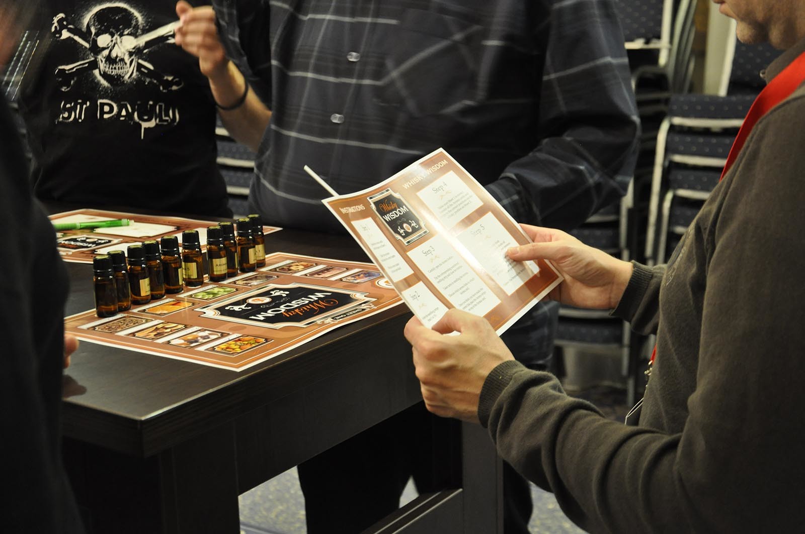 Pred zacatkem ochutnavani si teamy zjistuji informace o hre Whisky Wisdom