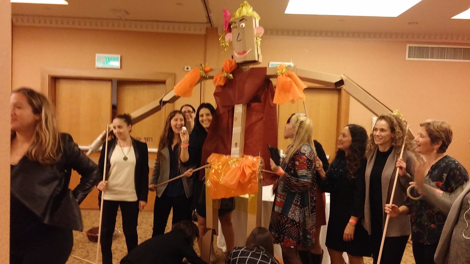 Prvni team ma loutku postavenou a uci se ji ovladat pri aktivite Puppet Masters