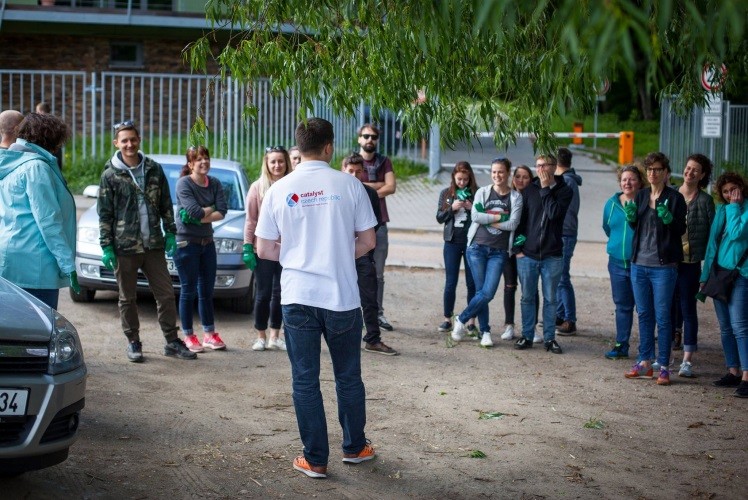 Skupina lidi na parkovisti pred hrou Tree Mend Us obrazek pro fotoclanek blogu