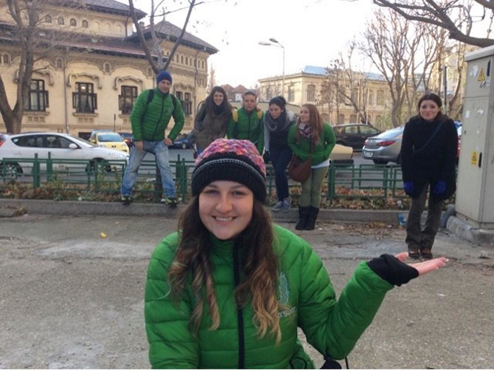Team na interaktivni prohlidce mesta plni ukol s vyuzitim perspektivy ve hre Go Team Go Give