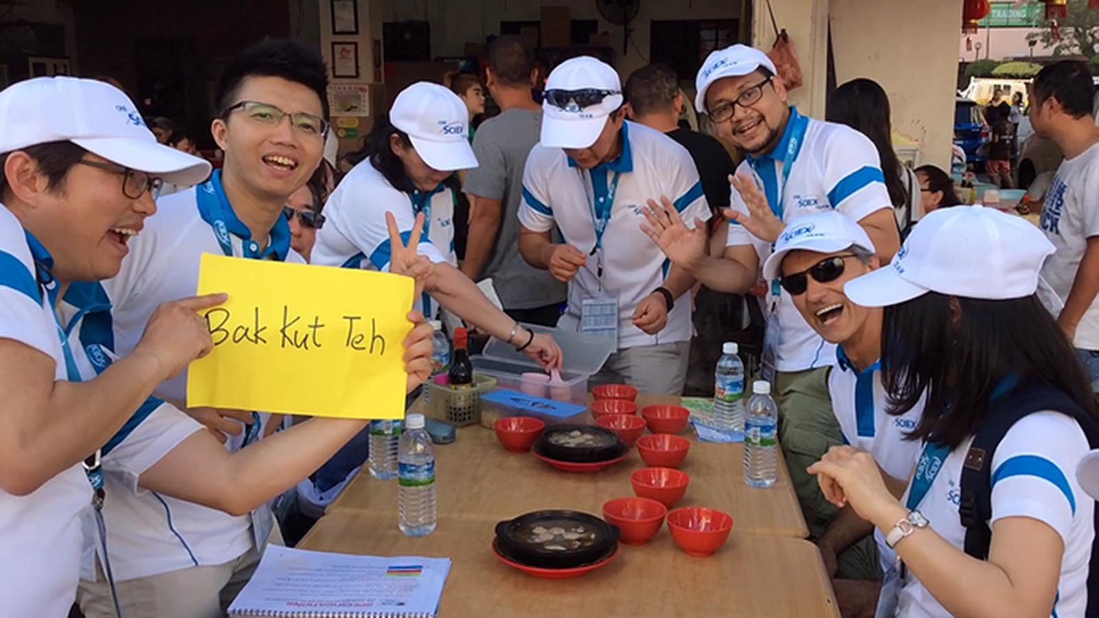 Team nataci reklamu v mistni restauraci a popisuji jidlo v Travel Show