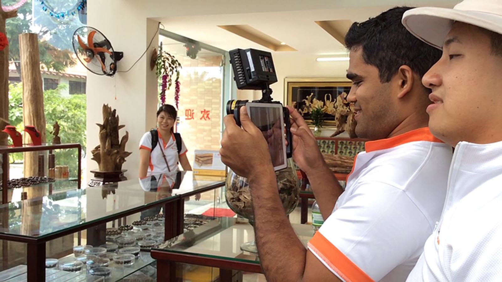Team nataci zabery z mistniho obchodu a zjistuje informace o miste v Travel Show