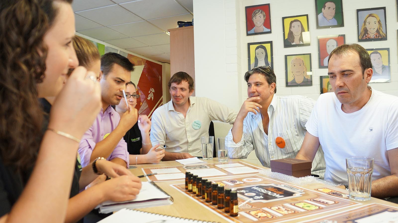 Team se pokousi shodnout na tom ktera vune je nejvyraznejsi ve hre Whisky Wisdom