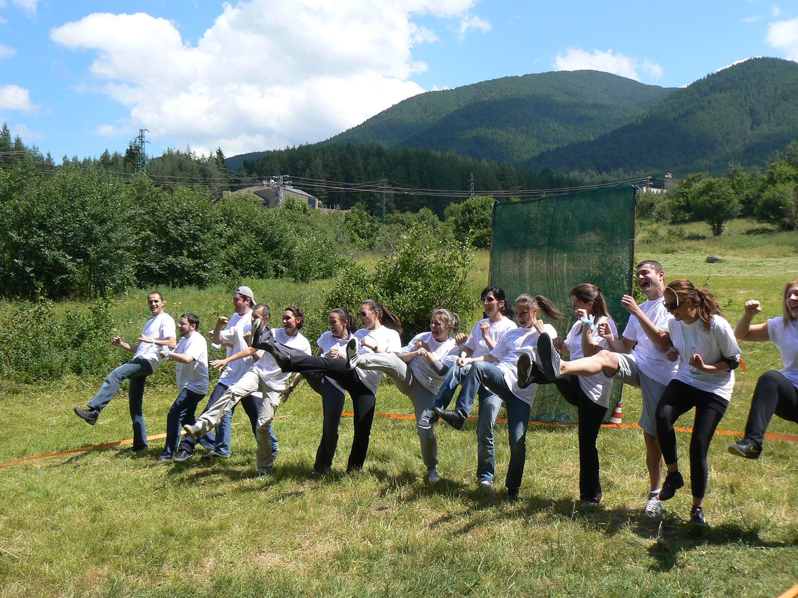Team se pred aktivitou Haka Action pripravuje na atmosferu valecneho pokriku