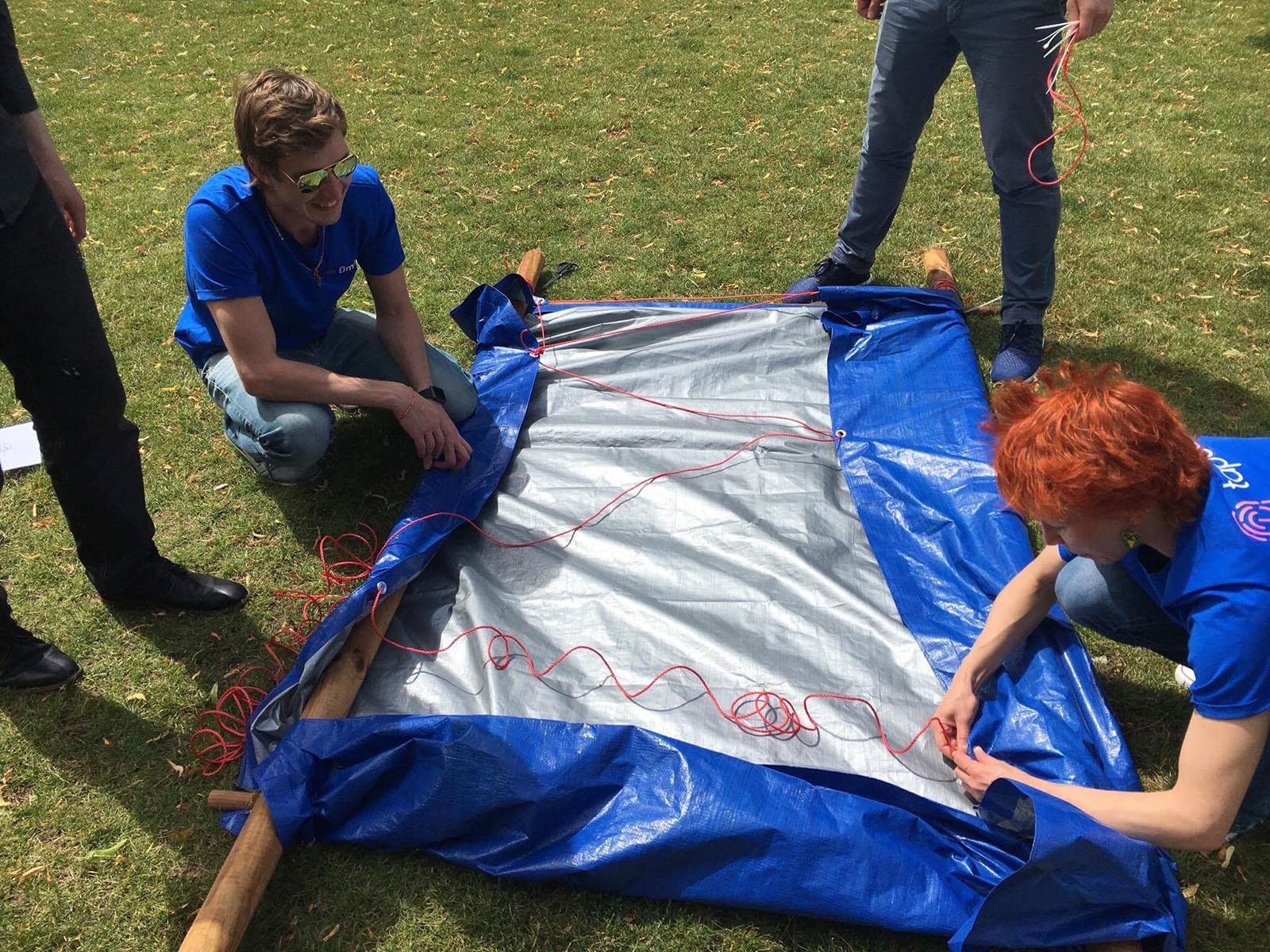 Team se uci vyrobit nositka pro pripad nouze v Survival