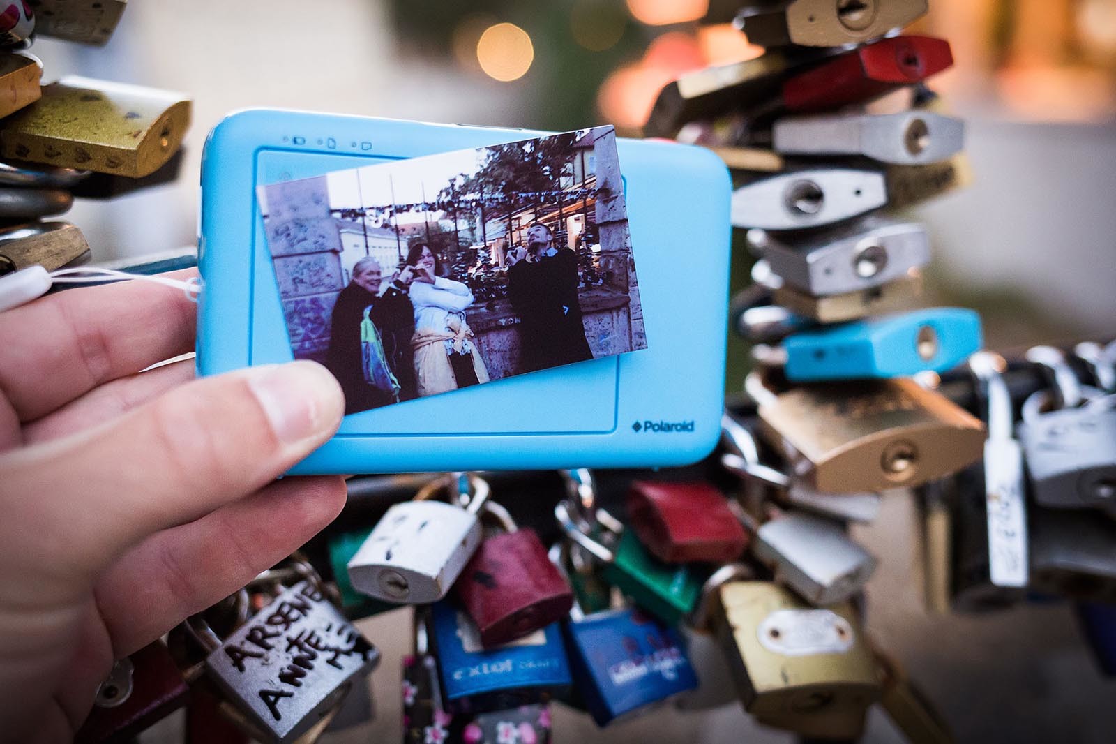 Team se v centru Prahy vyfotil polaroidem pri hre Photopoly