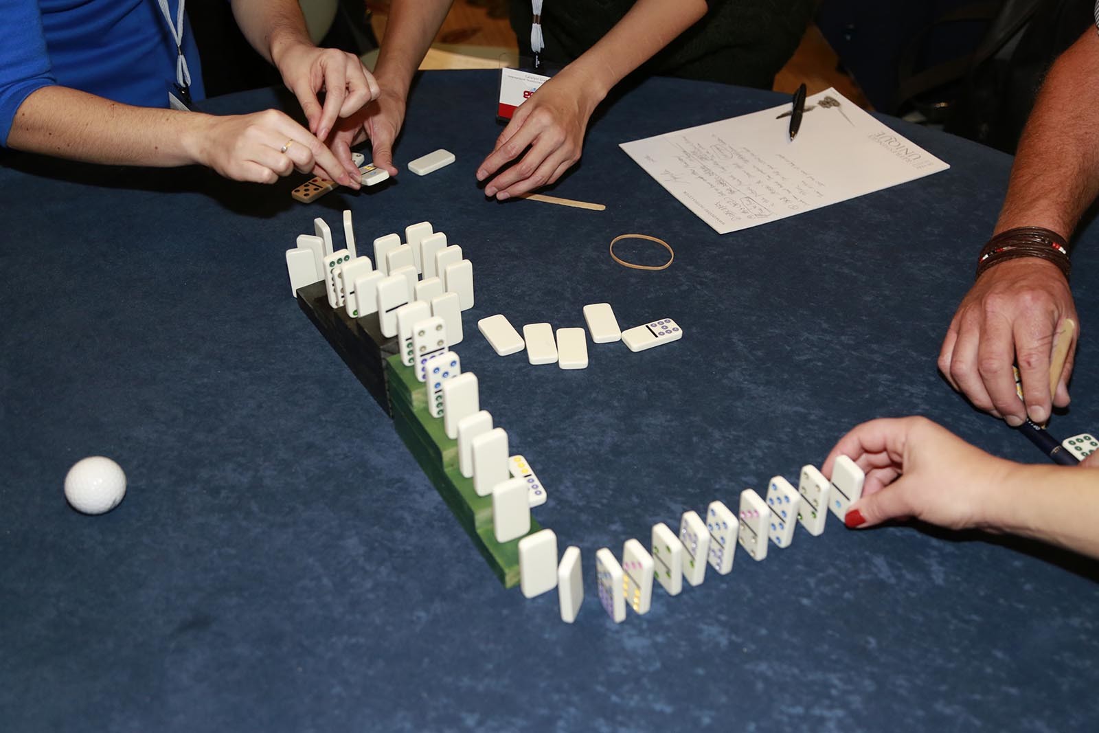 Team si pripravil plan a ted zkousi jeho provedeni ve hre Domino Effect