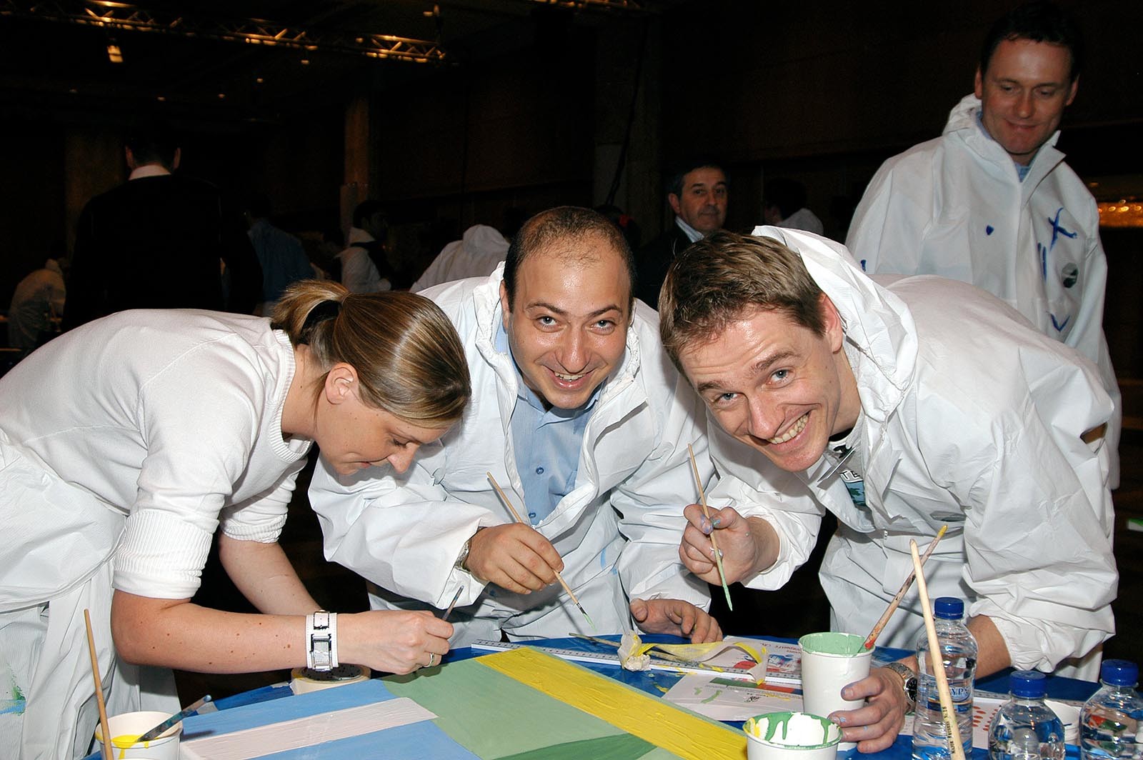 Teamy mezi sebou zjistuji informace o tom jak mamichat spravne barvy ve hre The Big Picture
