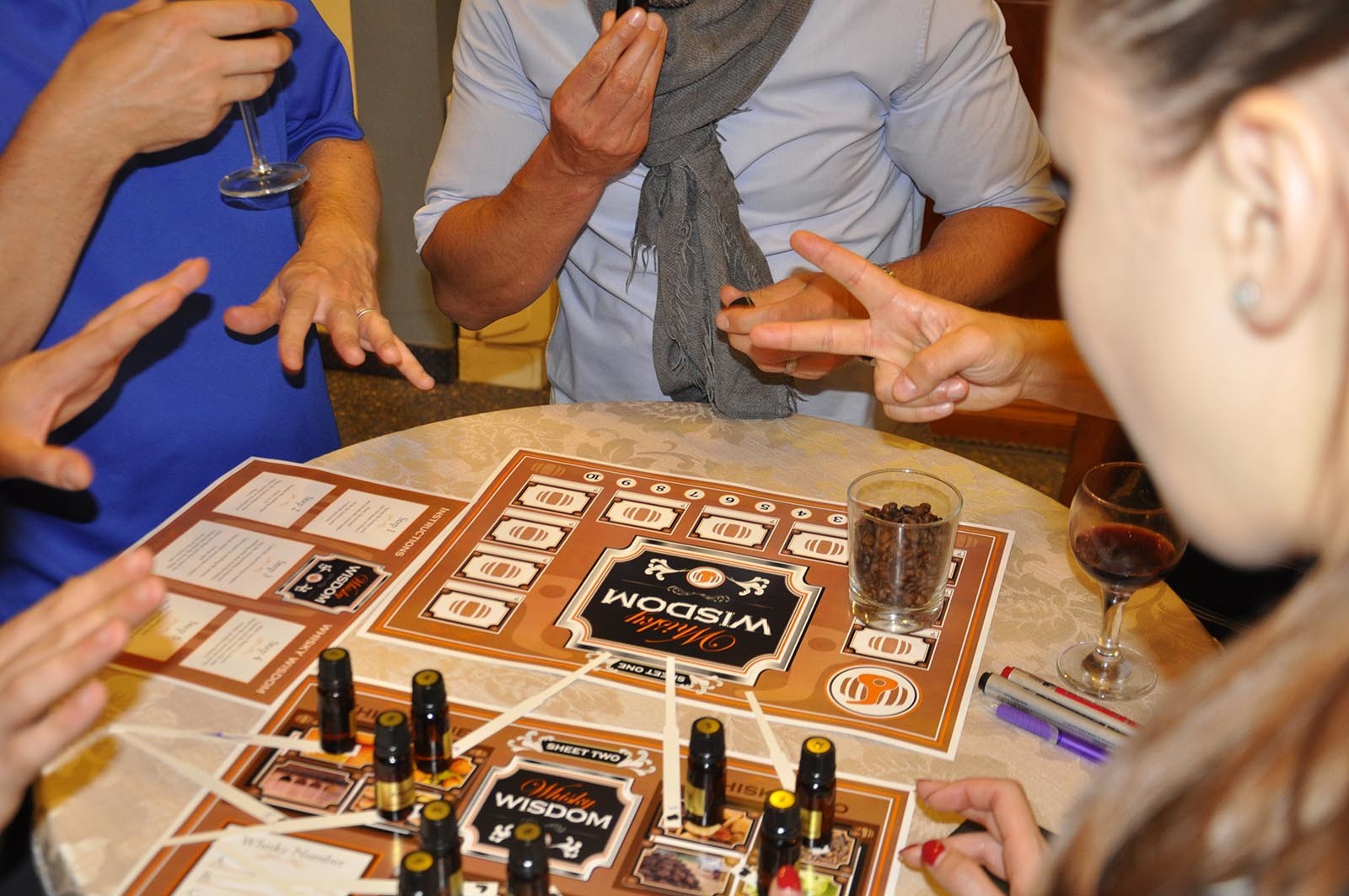 Teamy se snazi rozpoznat a urcit jednotlive slozky whisky pri hre Whisky Wisdom