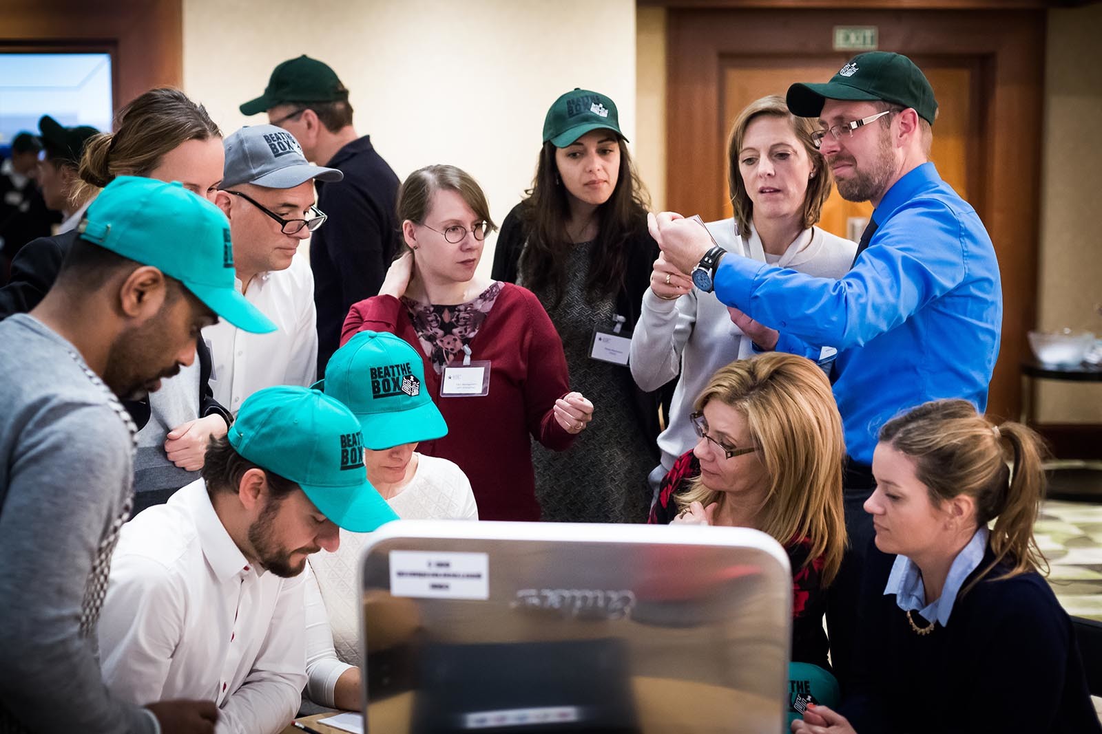 Tri teamy pracuji dohromady aby vylustily zahadu hry Beat The Box