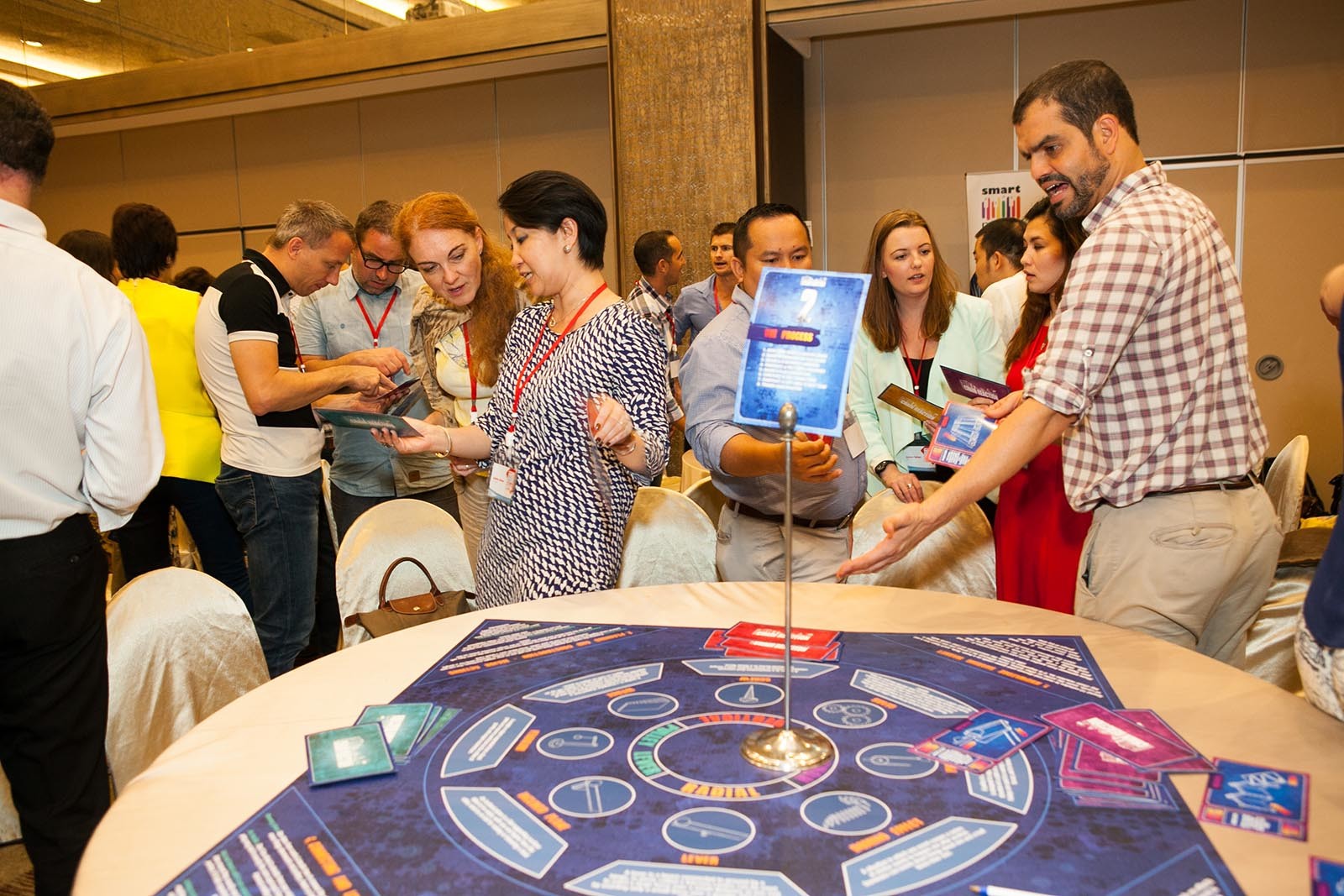 V mistnosti koluje mnoho emoci a vymena nazoru vede ke splneni vyzvy Chain Reaction Table Top