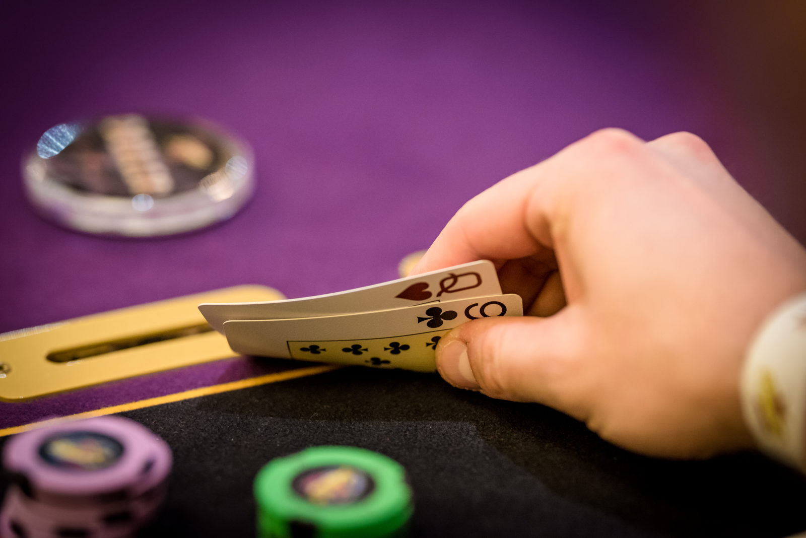 Hrac pokeru kouka na karty pred tim nez rekne all in