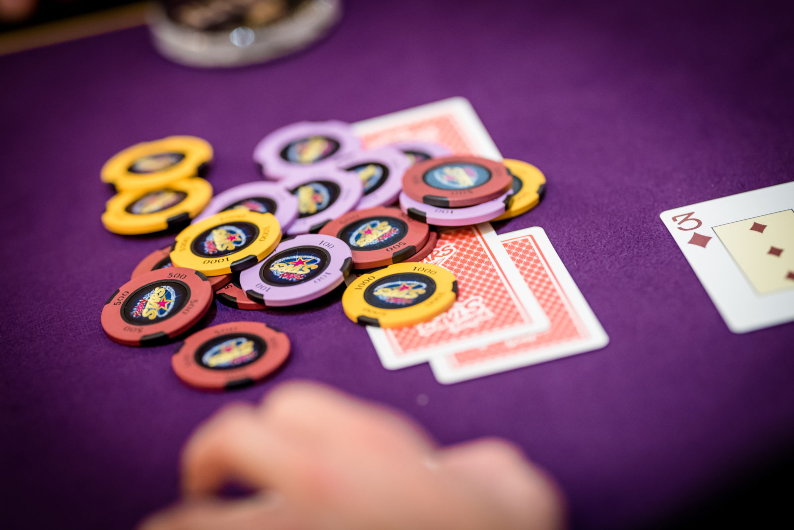 Rozhodujici hra v pokerovem turnaji v Savarinu na Prikopech