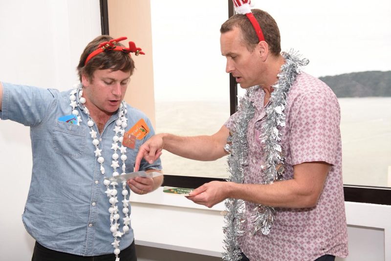 Moment of debate between two men during the competitive teambuilding Twelve Teams of Christmas