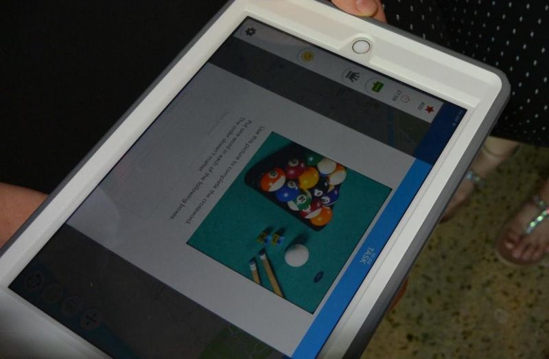 Tablet s náhledem detailu z online teambuildingové hry Escape the Mob