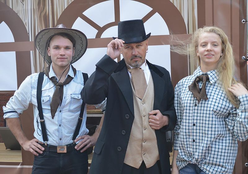 Tři účastníci soupeřivého teambuildingu Catalyst s názvem Gold Rush