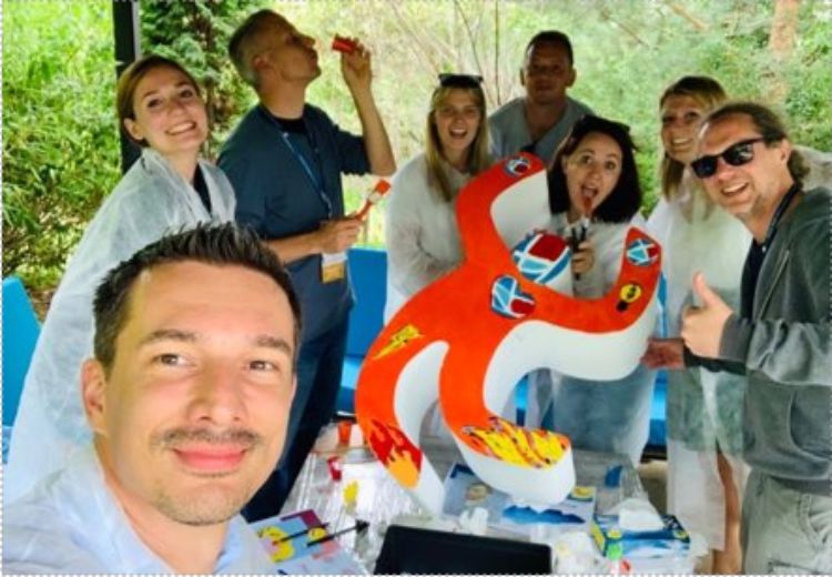 Účastníci kreativní teambuildingové hry Think Art od Catalyst
