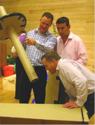 Účastníci kreativního teambuildingu Flat Out Chariot od Catalyst