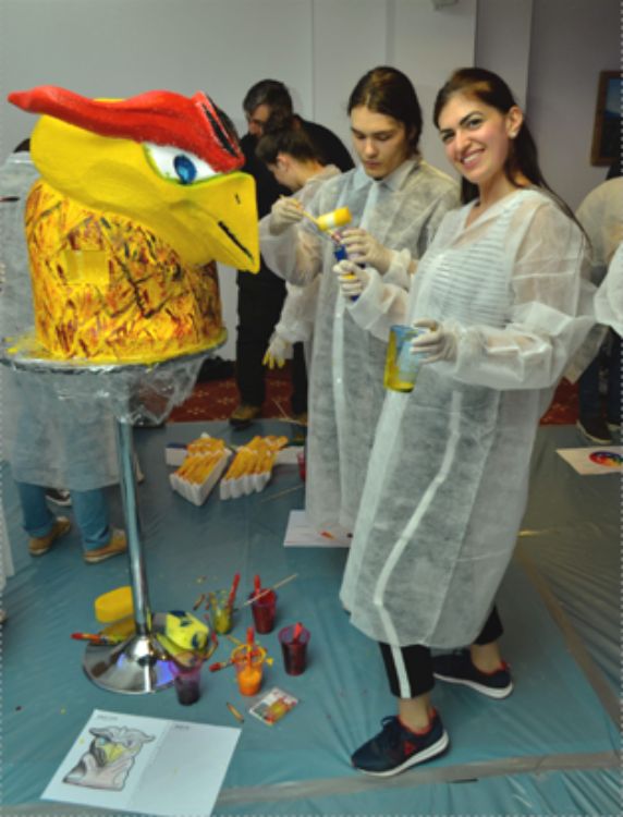 Účastníci se baví při kreativní teambuildingové hře Think Art od Catalyst
