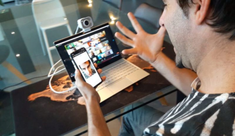 Muž hraje Swipe Face, Online Covid-Safe teambuilding od Catalyst