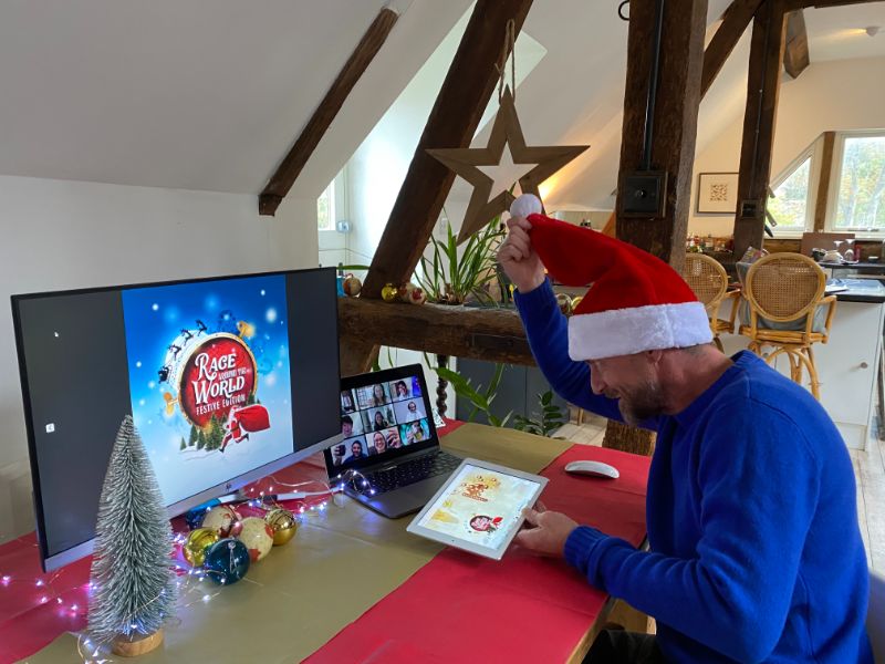Hrac se plne soustredi pri vzrusujicim Online Teambuildingu Race Around the World Festive Edition