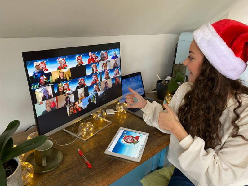 Pracovni tym pri vzrusujicim teambuildingu Race Around the World Festive Edition