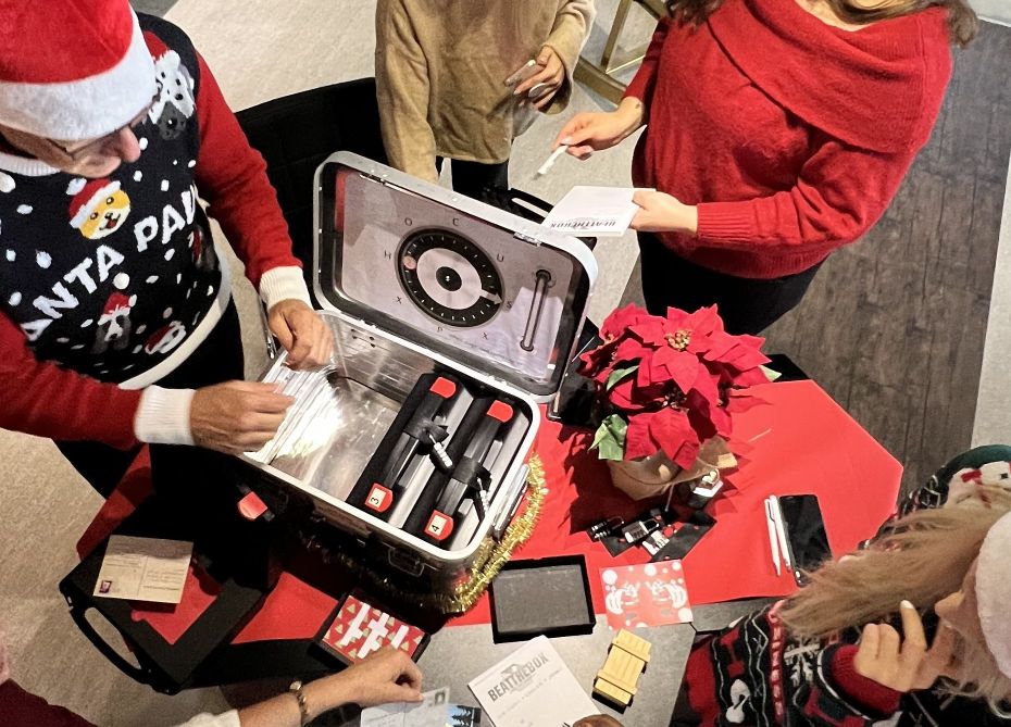 Beat the Box Rescue Santa - Tým hráčů objevuje zadání hry