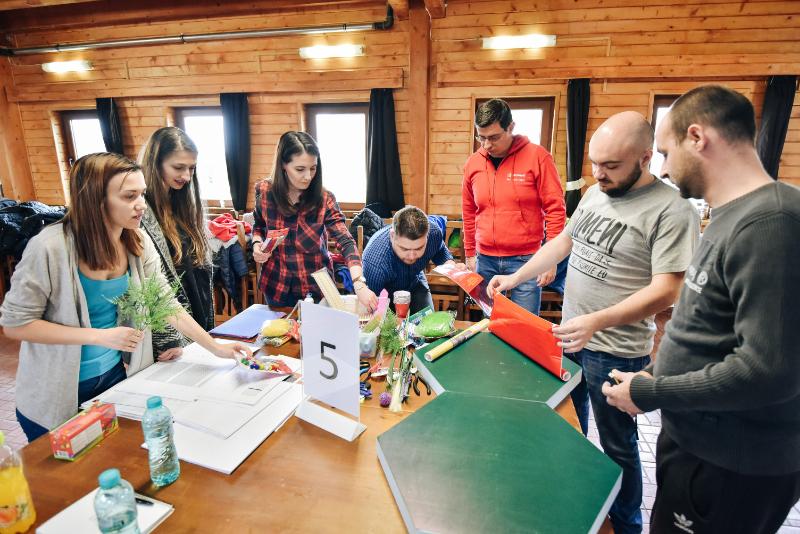 Team Připravuje Svou Strategii V Teambuildingu Train Masters