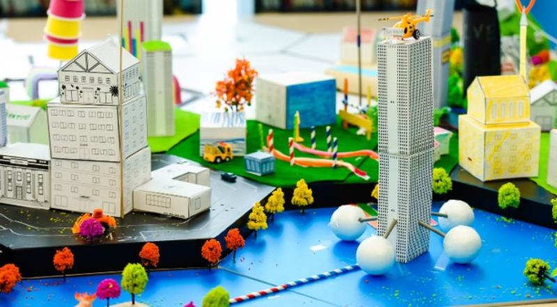 Zmenšené Modely Budov U Vlakové Tratě Train Masters