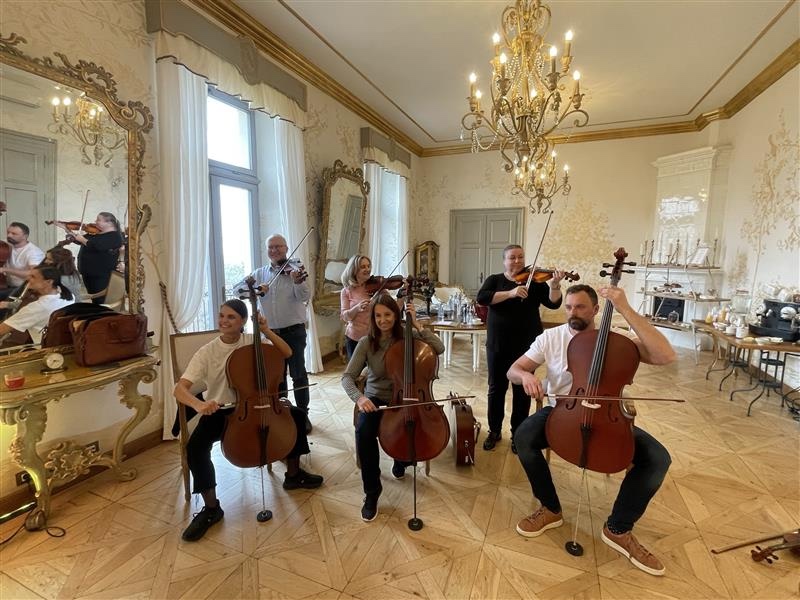 Orchestrate 10 persons