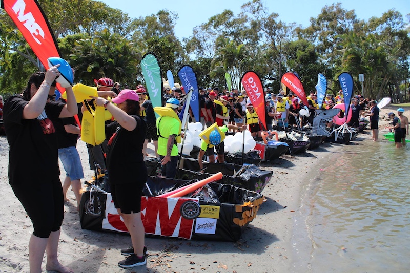 Flat out Afloat na pláži